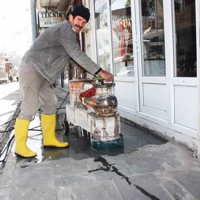 Ahlat Belediyesi’nden Kaldırımları Yenileme Çalışması