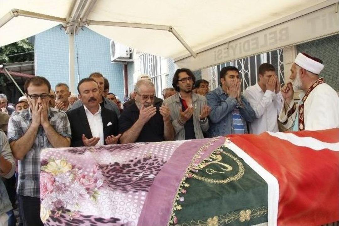 Boşanmak İstediği Eşi Tarafından &Ouml;ld&uuml;r&uuml;len Kadının Cenazesi Toprağa Verildi