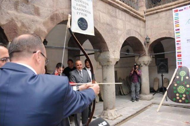 Bilal Erdoğan, Hakkari'deki Tarihi Medresede Ok Atışı Yaptı