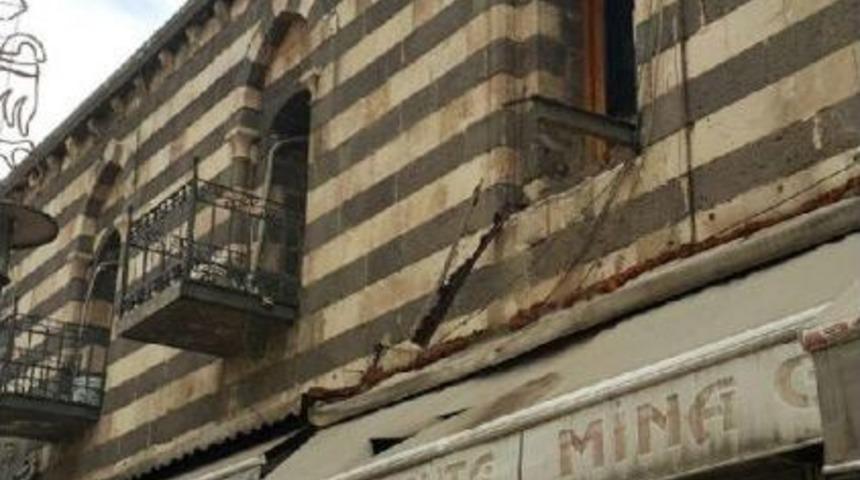 Diyarbakır'da Tarihi Hasan Paşa Hanının Balkonu &Ccedil;&ouml;kt&uuml; :2 Yaralı