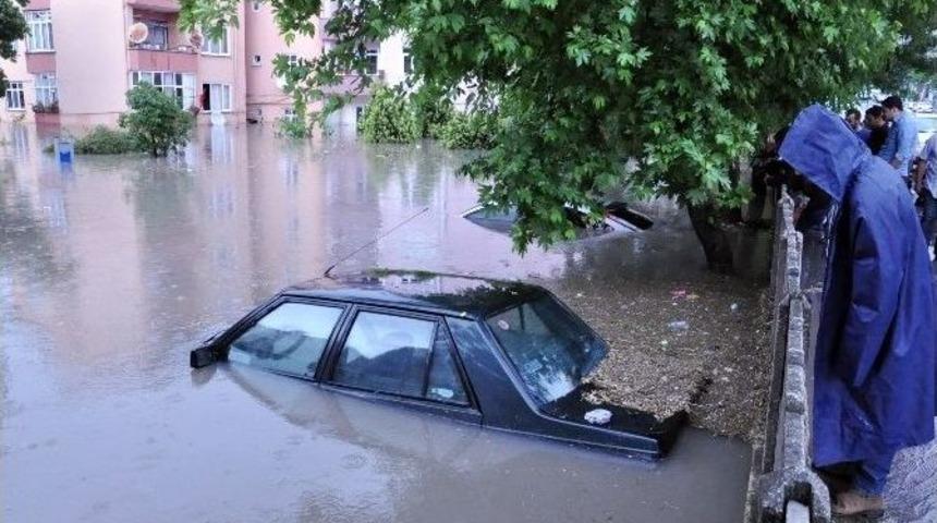 Şiddetli Yağış Tekirdağ&rsquo;da Hayatı Durdurdu