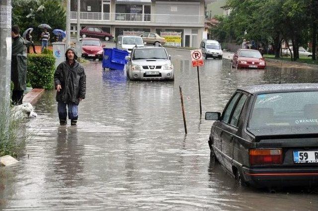 Şiddetli Yağış Tekirdağ’da Hayatı Durdurdu