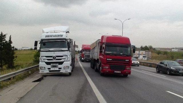 Tem’de Devrilen Tır 25 Kilometrelik Araç Kuyruğuna Yol Açtı