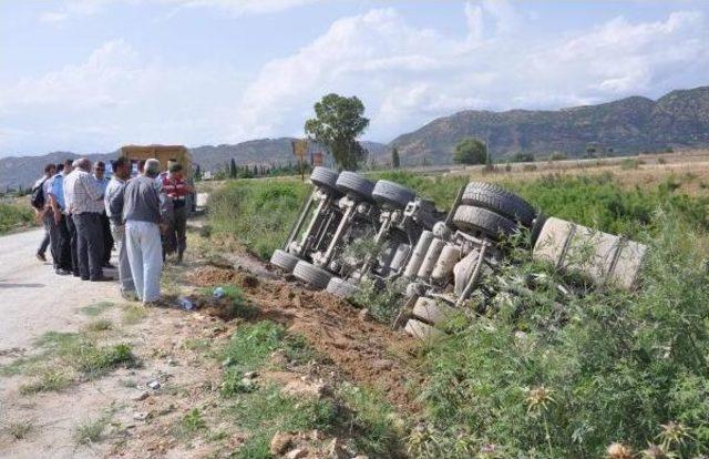 Kum Yüklü Kamyon Çaya Devrildi