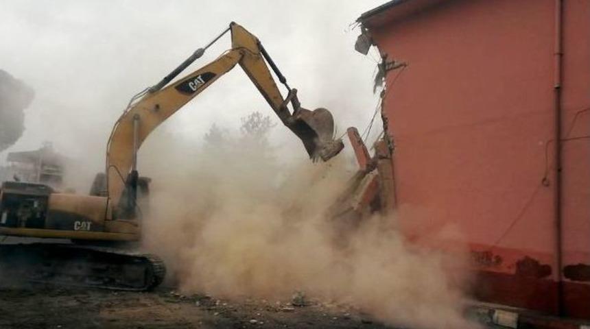 Sarıg&ouml;l Anadolu Lisesinin Yıkımına Başlandı