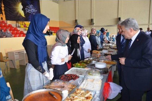 Öğrenci Veli El Ele” Kermesi Vali Kahraman’ın Katılımıyla Açıldı