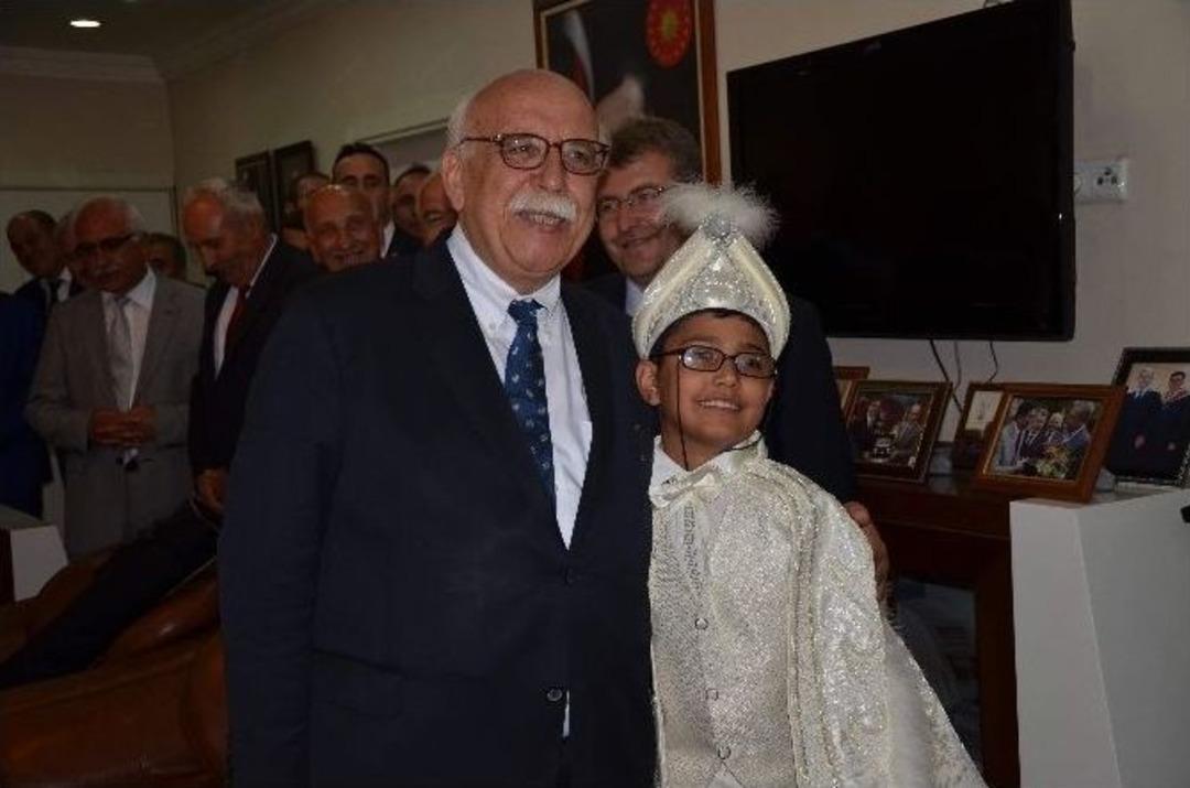 Bakan Avcı, İlkokul Arkadaşının S&uuml;nnet Olan Torununu Tebrik Etti