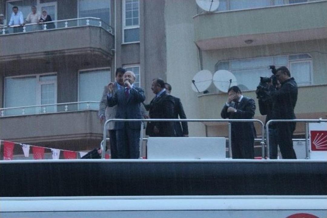 Yağmur Altında Miting