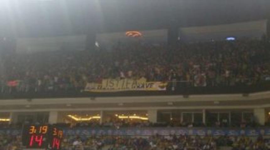 &Uuml;lker Arena'da "istifa" Pankartı