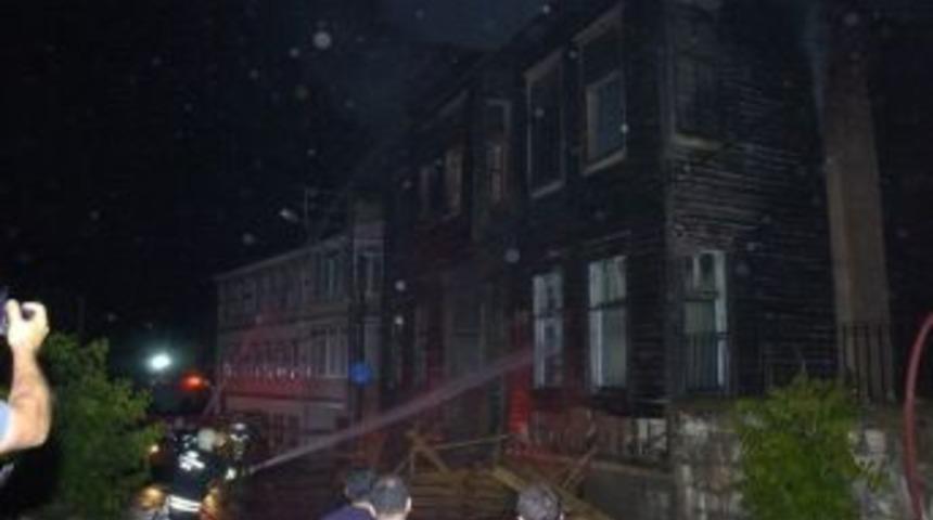 Edirne&rsquo;de Tarihi Ahşap Bina K&uuml;l Oldu