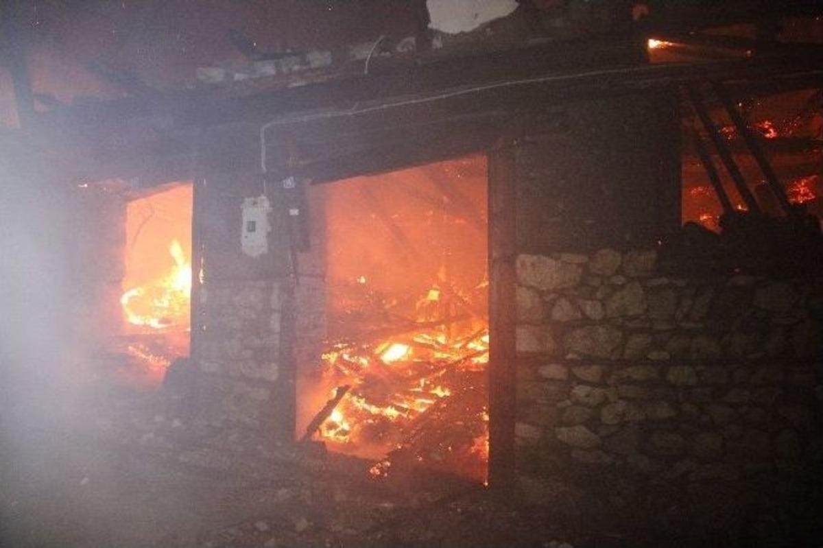 Safranbolu&rsquo;da 3 Ev Alevlere Teslim Oldu