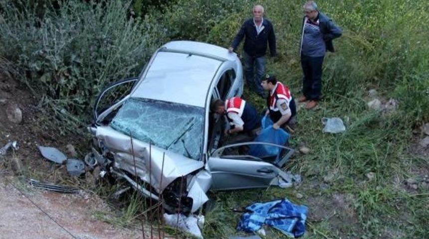 Otomobil Şarampole Yuvarlandı: 3 &Ouml;l&uuml;