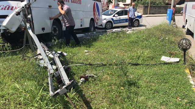 Yolcu midibüsü elektrik direğine çarptı: 2 yaralı