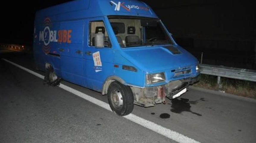 Lastiği Patlayıp, Bariyere &Ccedil;arpan Kamyonetten 30 Ka&ccedil;ak &Ccedil;ıktı