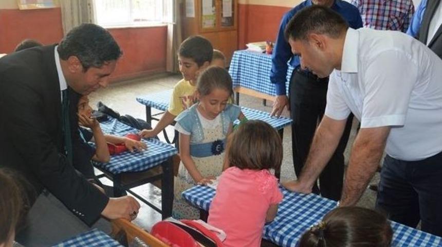 Lise &Ouml;ğrencileri, Hanımın &Ccedil;iftliği Fatih Ortaokulu&rsquo;na K&uuml;t&uuml;phane Kurdu