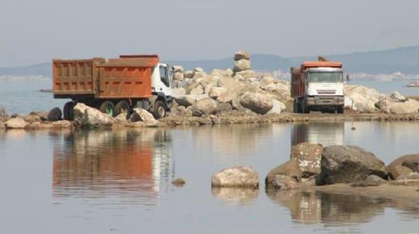 Altınova'da Sezon &Ouml;ncesi Mendirek Inşaatına Tepki