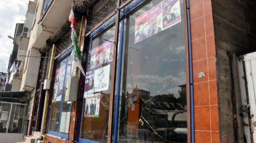 Elazığ'da Hdp Se&ccedil;im B&uuml;rosuna Taşlı Saldırı