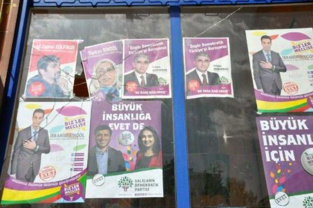 Elazığ'da Hdp Seçim Bürosuna Taşlı Saldırı