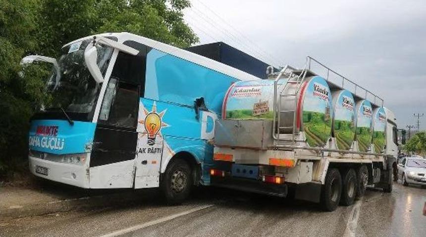 Ak Partili Adayın Bulunduğu Otob&uuml;s Tankerle &Ccedil;arpıştı
