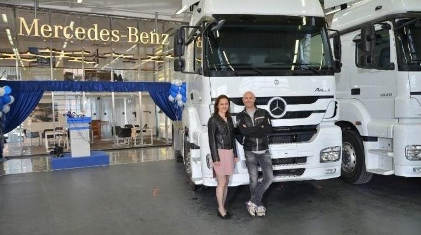 &Ccedil;ağan Irmak, Kamyon Emek&ccedil;ilerinin Hikayesini Anlatmak İ&ccedil;in Kamera Arkasına Ge&ccedil;ti