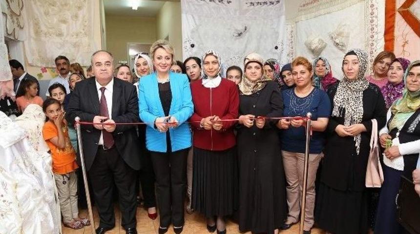 Girne Sosyal Tesisi Kursiyerleri El Emeği G&ouml;z Nurunu Sergiledi