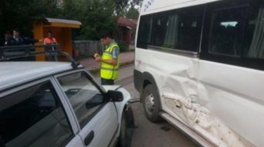 &Ouml;ğrenci Servisi İle Otomobil &Ccedil;arpıştı