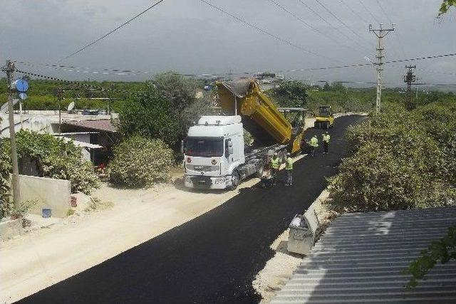 Erdemli’de Çeşmeli-sarıyer Yolu Asfaltlanıyor