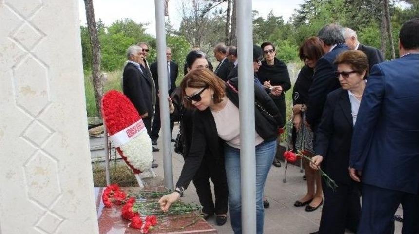 Azerbaycan Cumhuriyeti&rsquo;nin Kurucusu Mezarı Başında Anıldı