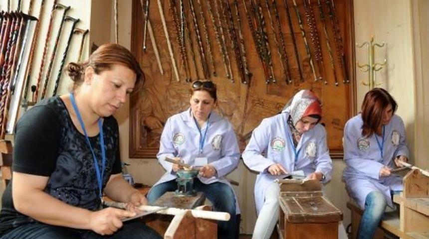 Kadın Baston Ustası, Yeni Baston Ustaları Yetiştiriyor