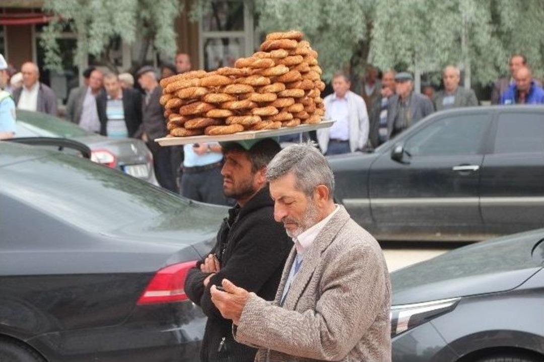 Bakan Avcı&rsquo;nın Memleketine Yaptığı Ziyaret En &Ccedil;ok Simit&ccedil;iye Yaradı