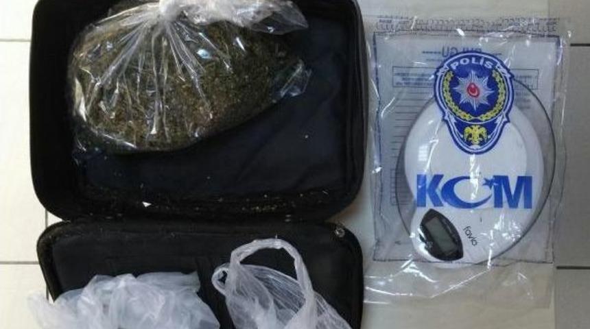 İzmir'de 35 Kilo 800 Gram Esrar Ele Ge&ccedil;irildi
