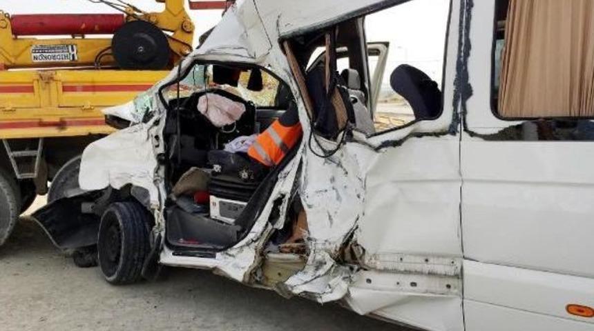 Manavgat'ta Tur Otob&uuml;s&uuml;yle Tur Minib&uuml;s&uuml; &Ccedil;arpıştı: 8 Yaralı