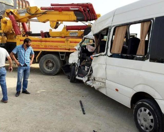 Manavgat'ta Tur Otobüsüyle Tur Minibüsü Çarpıştı: 8 Yaralı