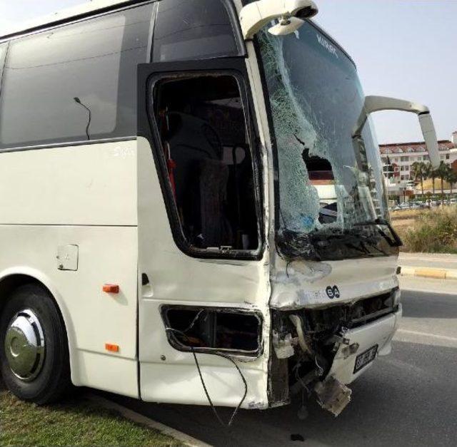 Manavgat'ta Tur Otobüsüyle Tur Minibüsü Çarpıştı: 8 Yaralı