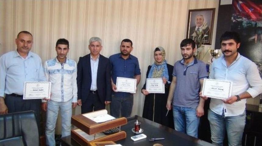 Batman&rsquo;da Seminere Katılan Berber Ve Kuaf&ouml;rlere Katılım Belgesi Verildi