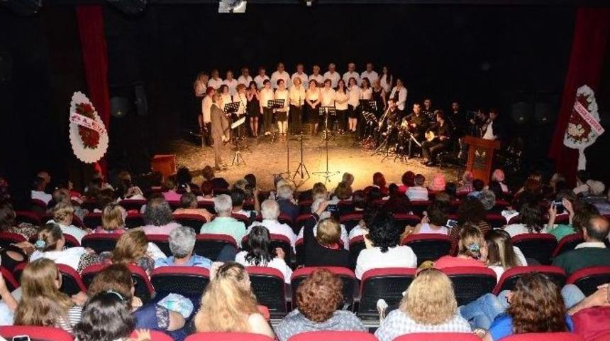 Aşık Mahzuni Şerif Kuşadası&rsquo;nda T&uuml;rk&uuml;lerle Anıldı