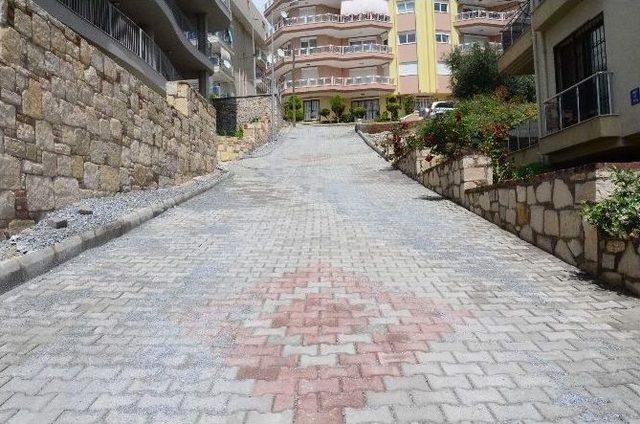Kuşadası’nda İkiçeşmelik Ve Türkmen Mahallelerine Parke Taşı Döşeniyor