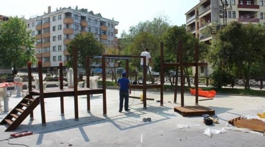 Ak&ccedil;akoca&rsquo;da &Ccedil;ocuk Parkları Yenileniyor