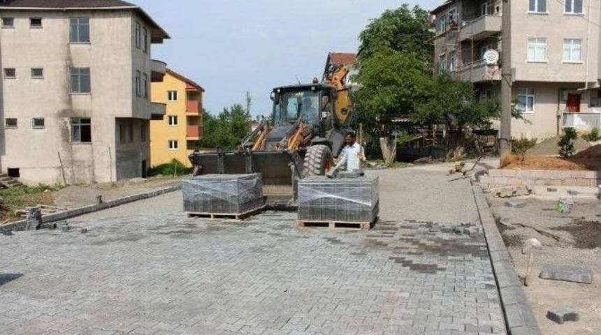 Ak&ccedil;akoca&rsquo;da Kilit Parke Taşı D&ouml;şeme &Ccedil;alışmaları T&uuml;m Hızıyla S&uuml;r&uuml;yor