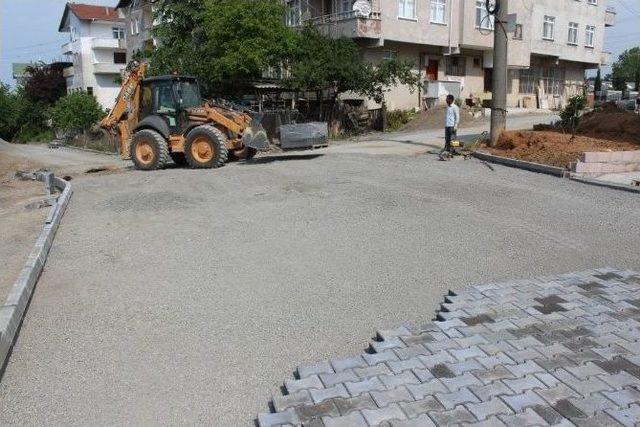 Akçakoca’da Kilit Parke Taşı Döşeme Çalışmaları Tüm Hızıyla Sürüyor