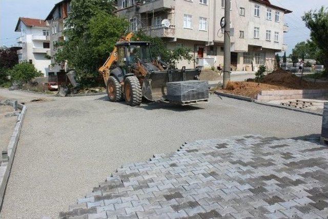 Akçakoca’da Kilit Parke Taşı Döşeme Çalışmaları Tüm Hızıyla Sürüyor