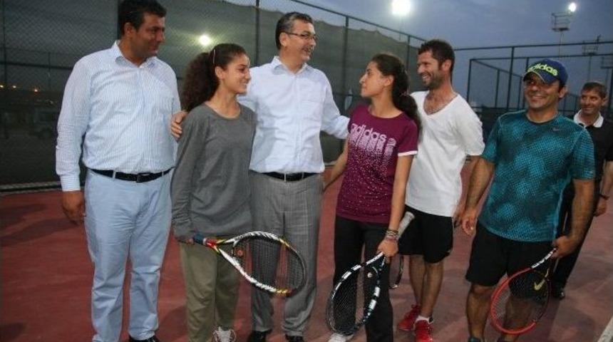 Başkan G&uuml;ven&ccedil;&rsquo;ten Kortta Tenis Ma&ccedil;ı
