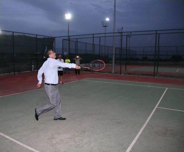 Başkan Güvenç’ten Kortta Tenis Maçı