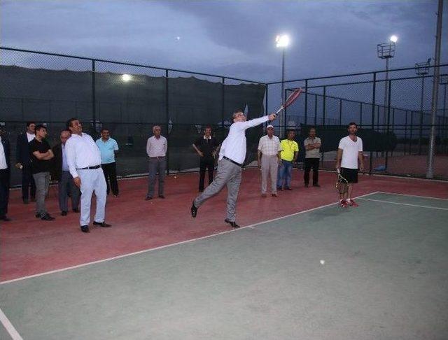 Başkan Güvenç’ten Kortta Tenis Maçı