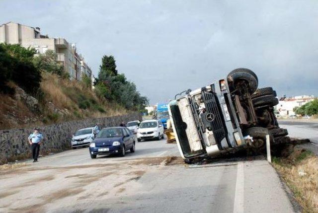 Devrilen Kamyon Yolcu Otobüsüne Çarptı: 4 Yaralı