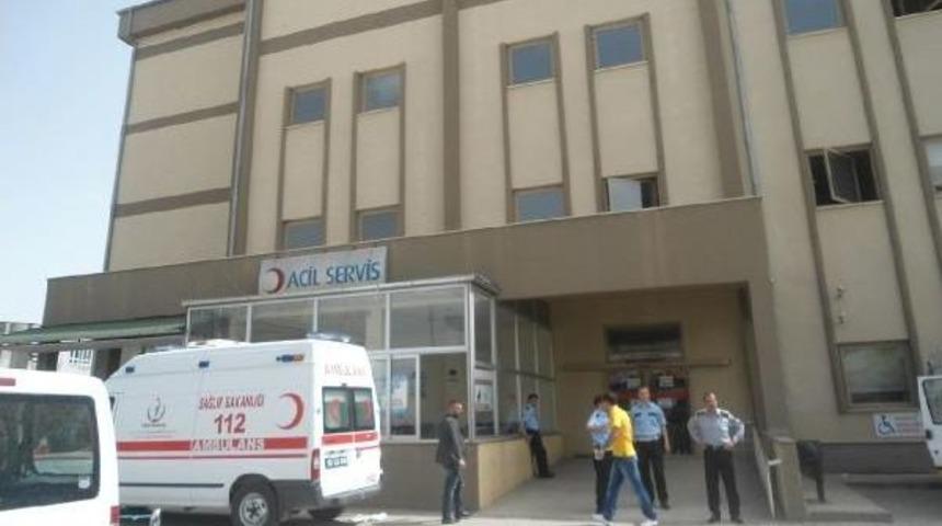 Kahta'da Bı&ccedil;aklı- Sopalı Kavga: 5 Yaralı