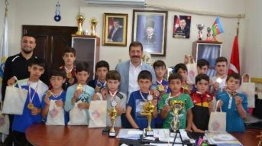 Sındırgı&rsquo;da Minik Pehlivanlara Destek