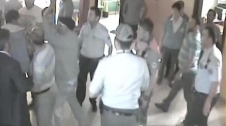 Anaokulu &Ouml;ğrencisinin Ailesi &Ouml;ğretmene Kızıp Okul Bastı