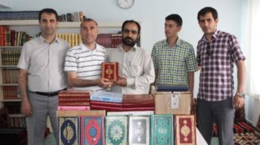 Afrikalı M&uuml;sl&uuml;manlara Kur&rsquo;an-ı Kerim