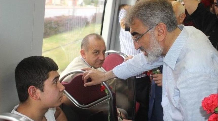 Bakan Yıldız Tramvayda Vatandaşlara Karanfil Dağıttı